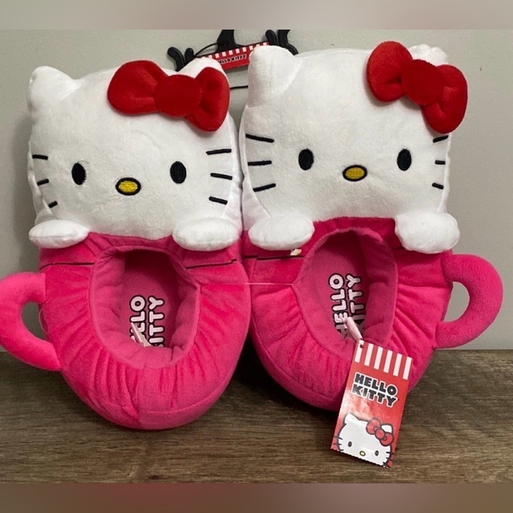 Hello Kitty by Sanrio Women’s Indoor/Outdoor Step-in Slipper, Regular Width
